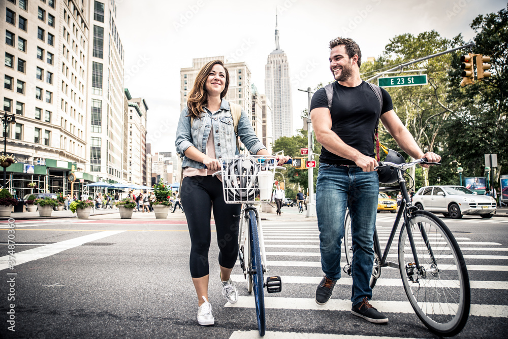 Foto couple of new yorkers on their bikes