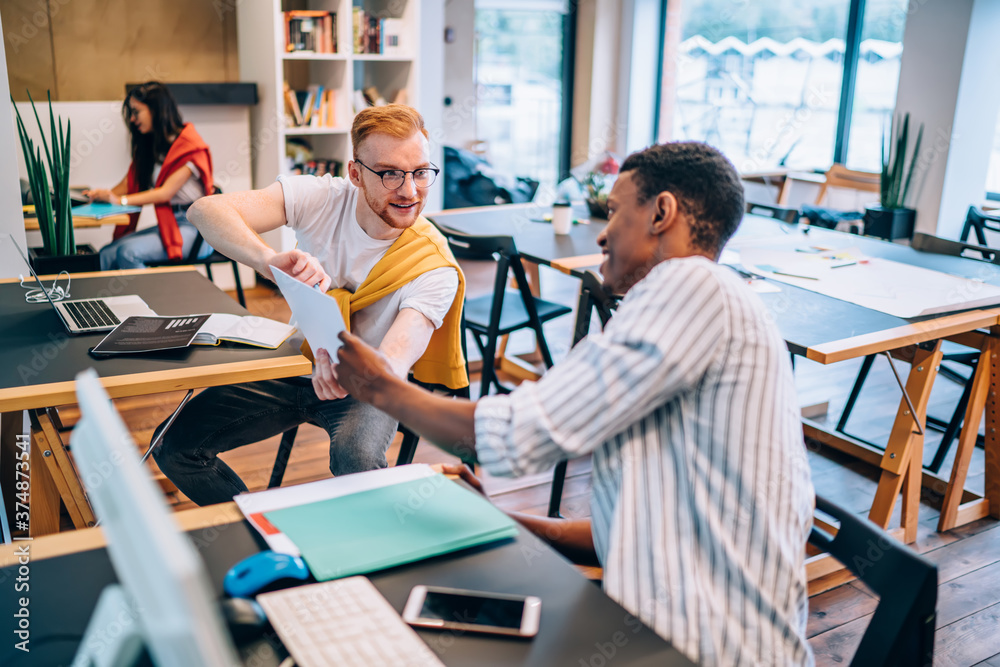 Obraz premium Multiethnic colleagues working with data together