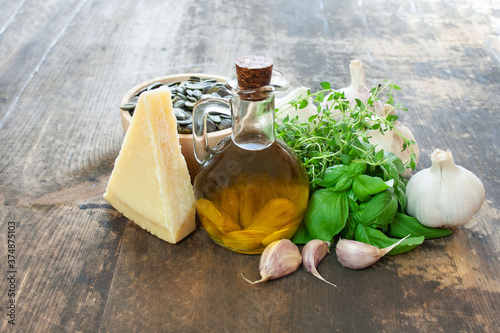 Produkty na pesto: oliwa, pestki dyni, bazylia, parmezan i czosnek photo