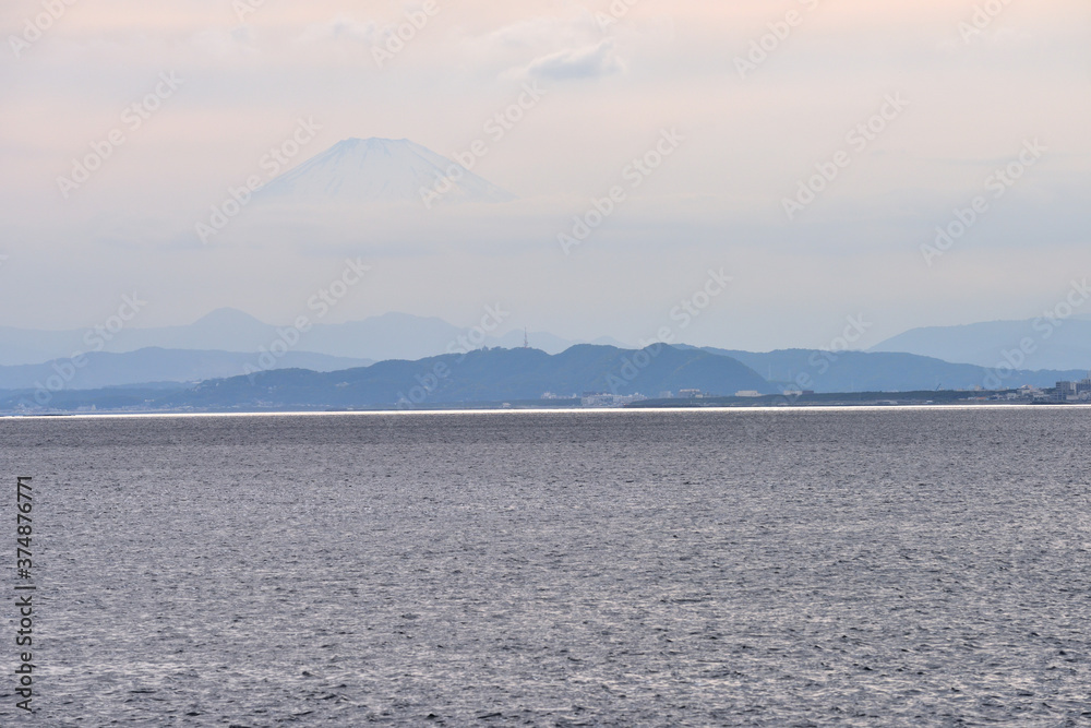 江の島東浜の空に浮かぶ雲とボートと富士山
