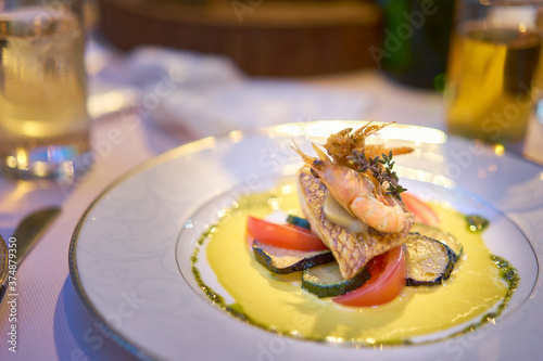 美味しそうな魚料理。フランス料理・イタリア料理のレストラン。