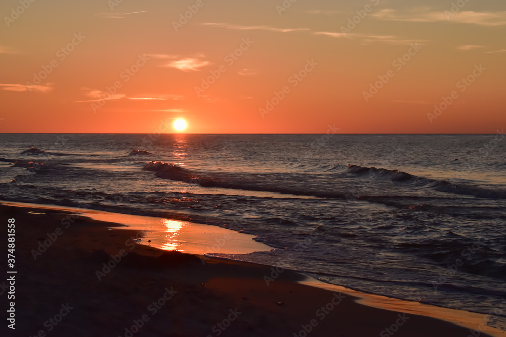 Naklejka premium kolorowe zachody słońca nad wodą.
