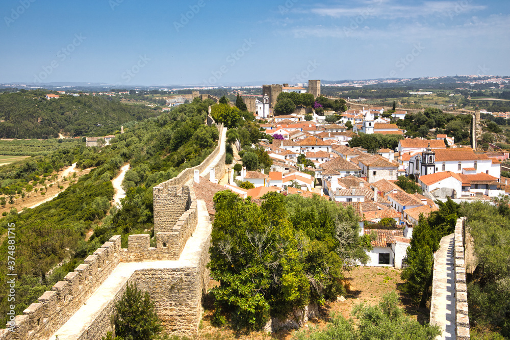 Auf der Stadtmauer von Obidos in Portugal