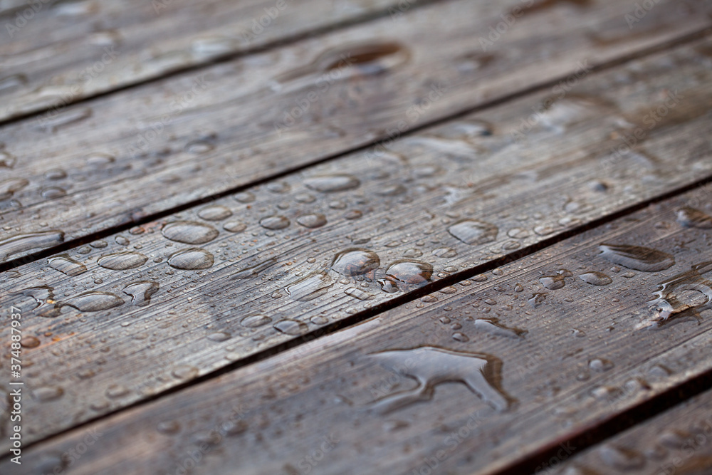 Drewniane deski tarasowe pokryte wodą z deszczu. - obrazy, fototapety, plakaty 