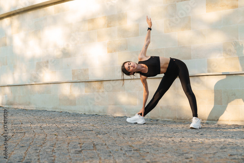Fototapeta Naklejka Na Ścianę i Meble -  Image of caucasian sportswoman doing exercise while working out