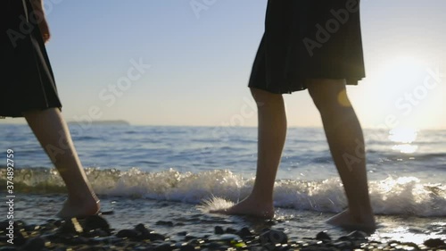 夏の夕暮れの海と女子高生