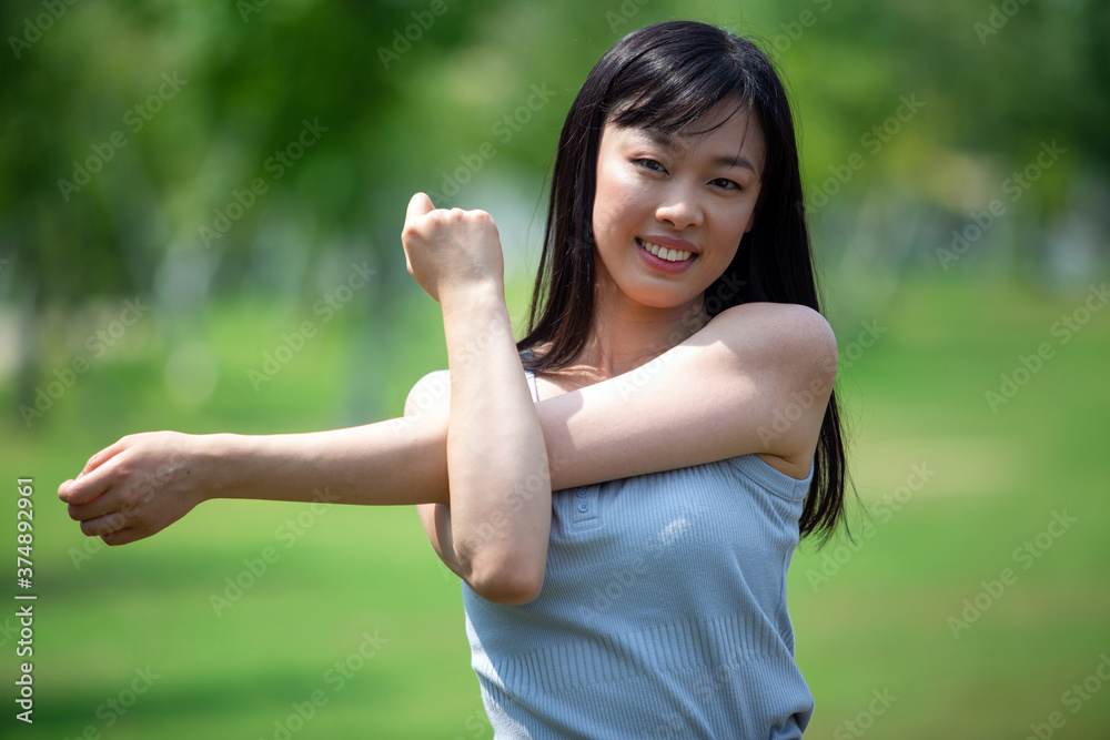 公園でストレッチをする女性 公園でストレッチをする女性