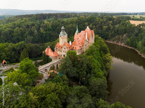 Zamek pałac architektura las rzeka