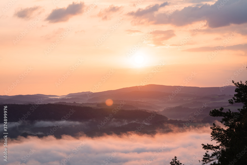 Obraz premium Sächsische Schweiz im Nebelmeer beim Sonnenaufgang, Blick vom Lillienstein , warme Farben, modern, nähe Dresden, Nationalpark