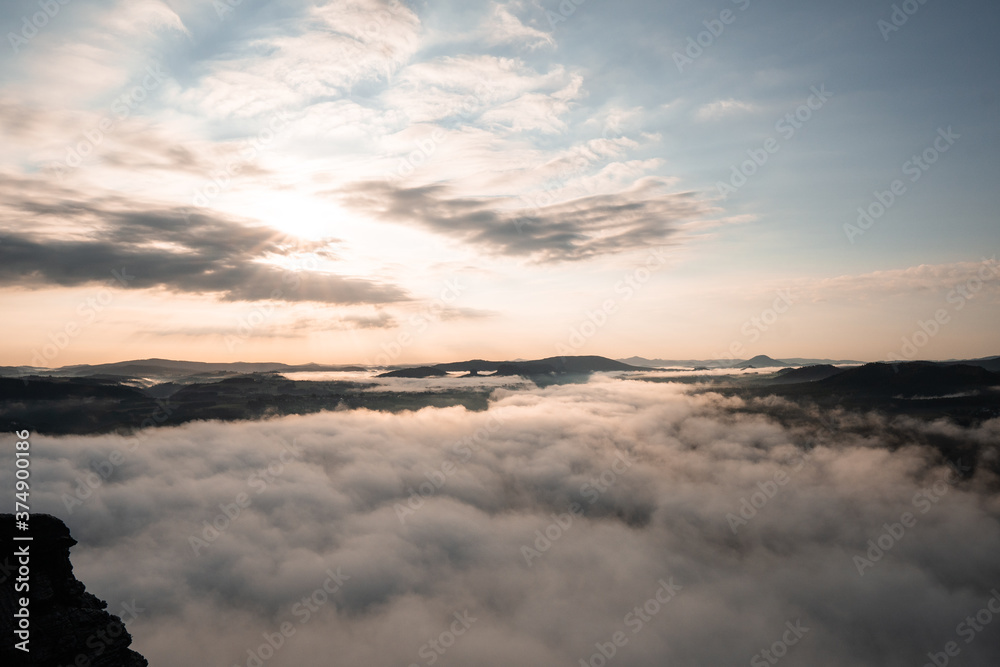 Obraz premium Sächsische Schweiz im Nebelmeer beim Sonnenaufgang, Blick vom Lillienstein Richtung Bad Schandau warme Farben