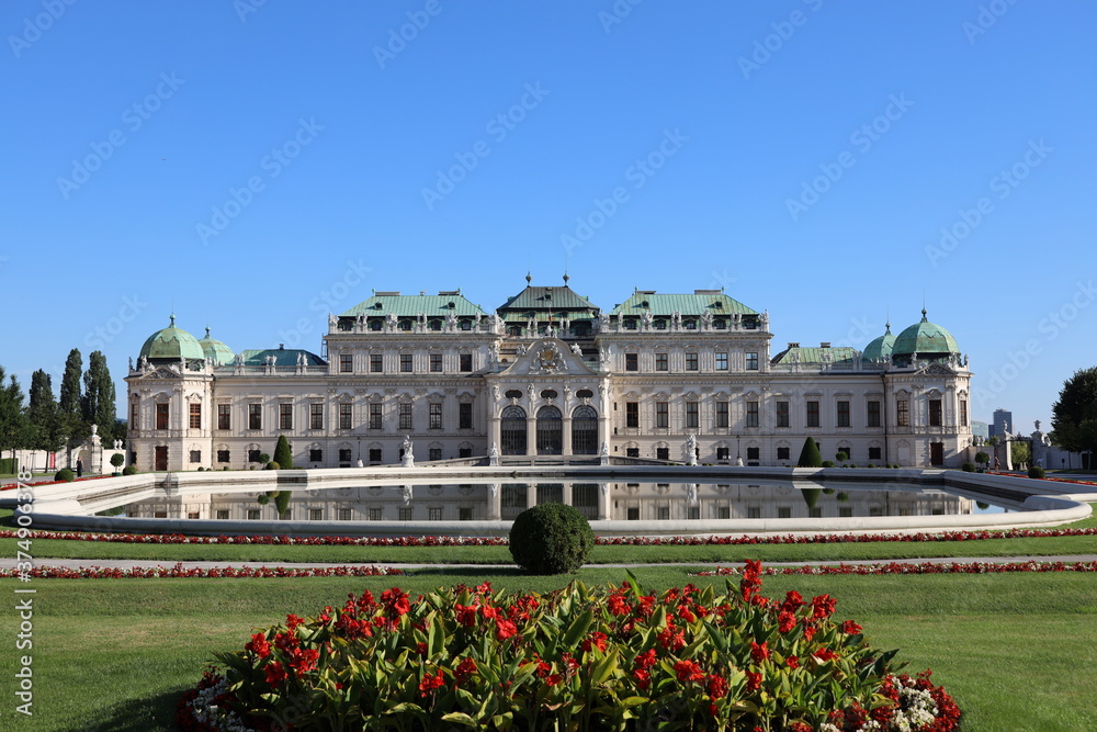 Schloss Belvedere in Wien, Teich und rote Blumen