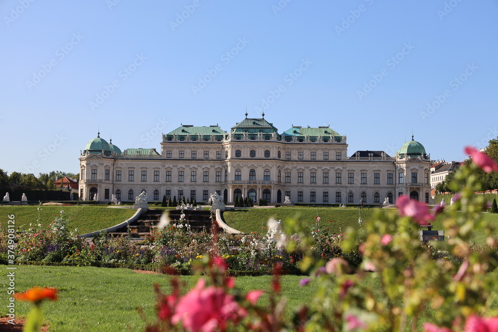 Schlossgarten Belvedere vor einem Blumenbeet und Wasserfall
