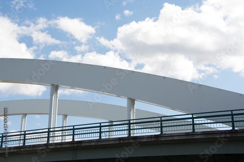 アーチ橋と青空 