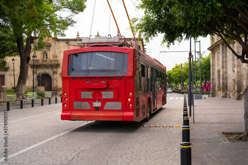 Trolebús de la ciudad de Guadalajara en el centro histórico.
