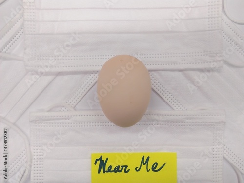 Face mask with note says 