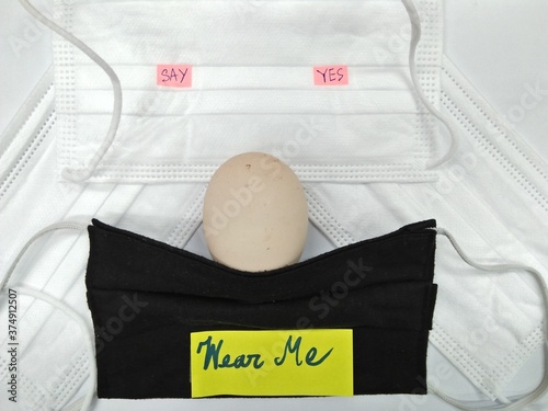 Face mask with note says 