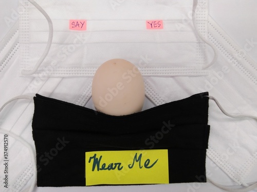 Face mask with note says 