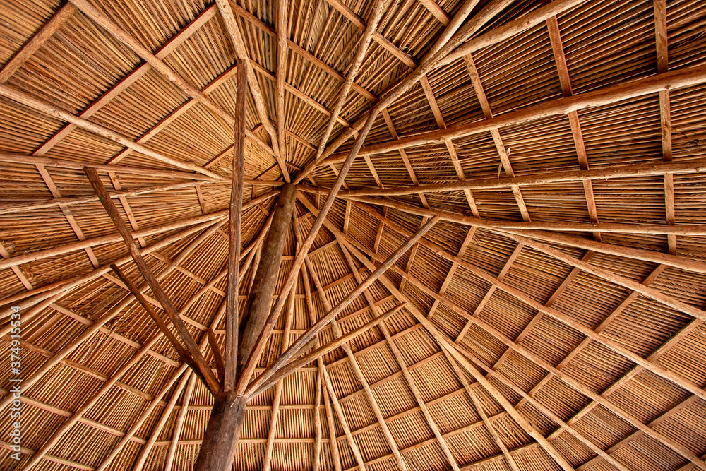 Estrutura de telhado de palha com traços indígenas típico do norte do Brasil.