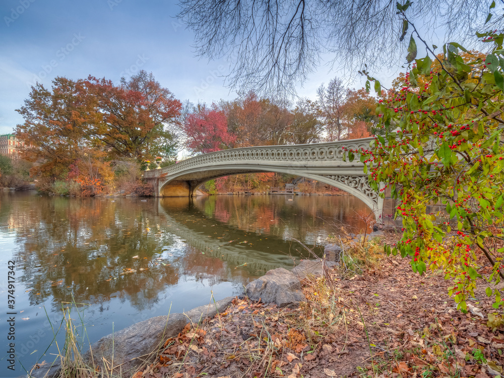 Plakat Bow bridge in late autumn