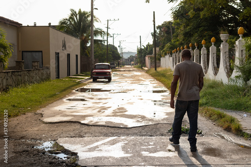 Obraz na płótnie dangerous man from criminal gang on the streets of Cuba republic w salonie