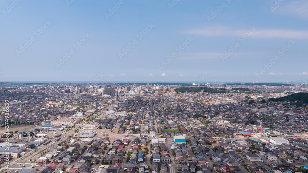 Fototapeta premium 《秋田県》秋田市内の街並みの空撮