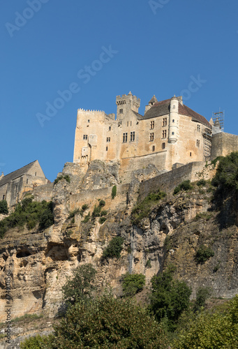  The medieval Chateau de Beynac rising on a limestone cliff above the Dordogne River. France, Dordogne department, Beynac-et-Cazenac