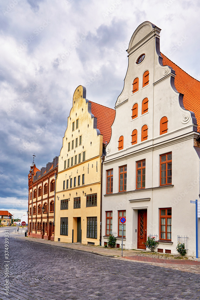 Obraz premium Street with old gabled house facades in the old town of Wismar.
