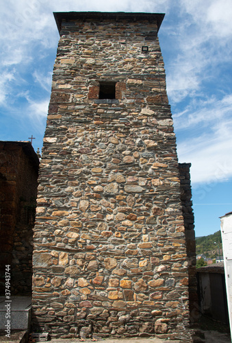 Torre de Abadía de San Clodio photo