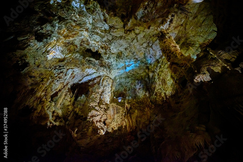 Stalactite, stalagmite et colonne de calcaire, spéléologie © VincentBesse 
