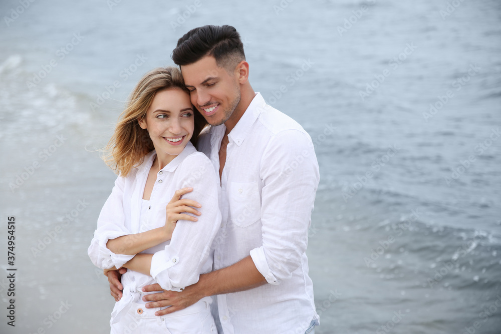 Obraz premium Happy couple on sea beach. Romantic walk