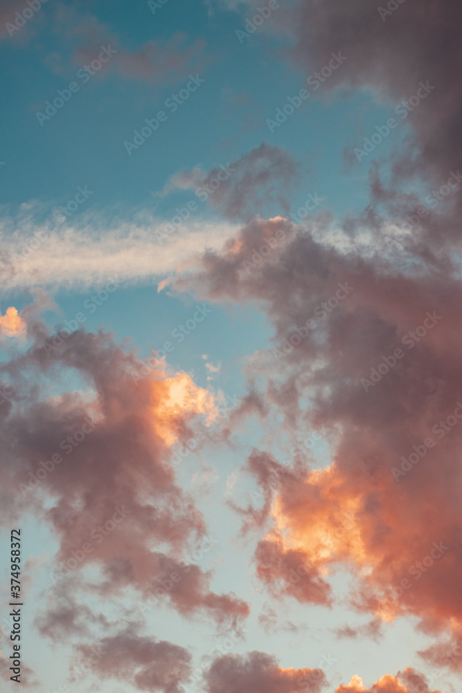 nubes con colores de atardecer 