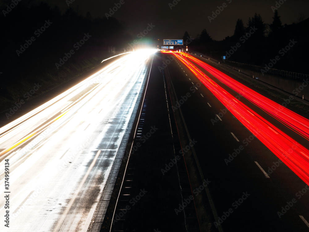 Lichtspuren auf der Autobahn durch Langzeitbelichtung: Weiß, Schwarz und Rot auf der Straße, gemalt von Licht