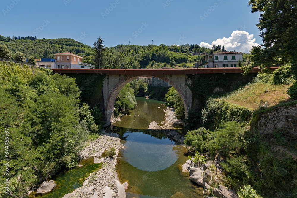 Brücke über den Fiume Serchio in Castelnuovo di Garfagnana in der Toskana in Italien 