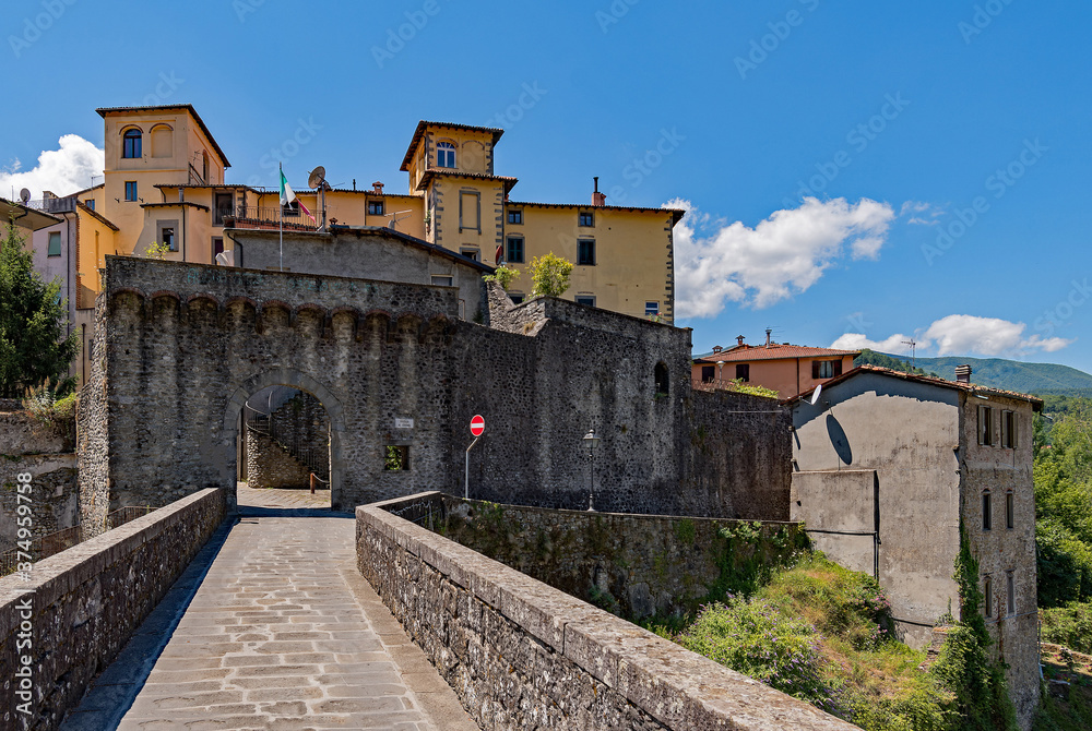Blick auf die Altstadt mit Stadtmauer und Stadttor von Castelnuovo di Garfagnana in der Toskana in Italien 