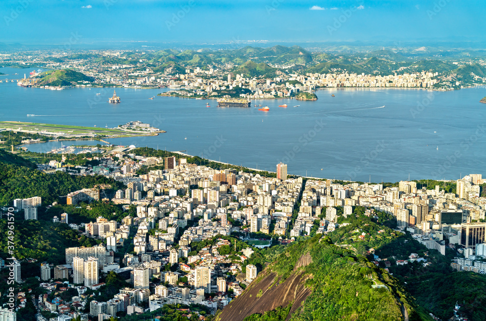 Fototapeta premium Cityscape of Rio de Janeiro and Niteroi from Corcovado in Brazil