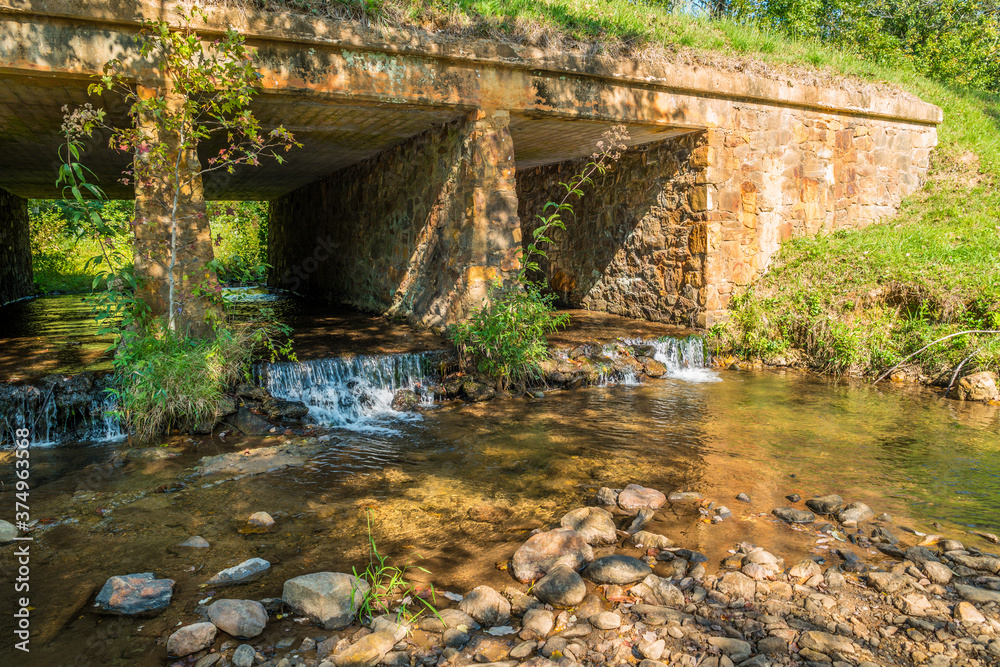 Fototapeta premium Stone bridge with a creek