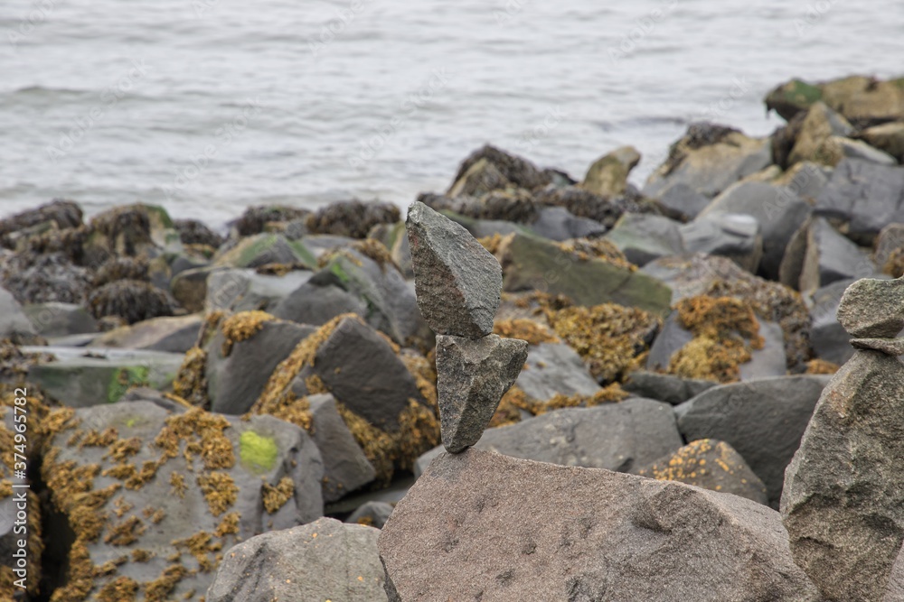 Fototapeta premium Rocks balanced on the shoreline