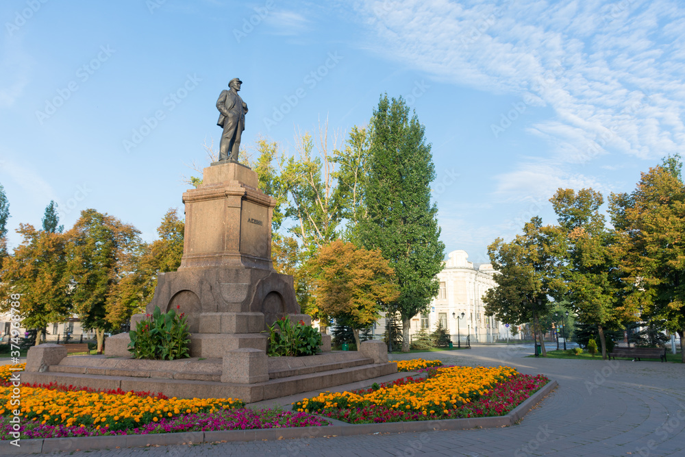 Samara. A statue of Lenin in the Alekseevsky Park