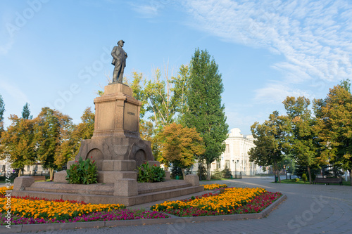 Samara. A statue of Lenin in the Alekseevsky Park photo