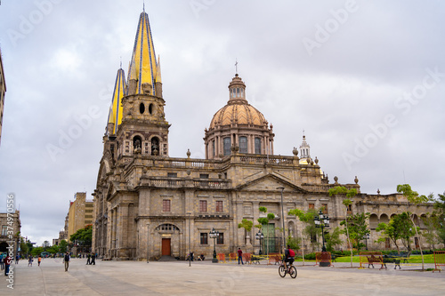 Schilderij op canvas Por la Catedral de Guadalajara y la Plaza de Armas se pasean algunas personas