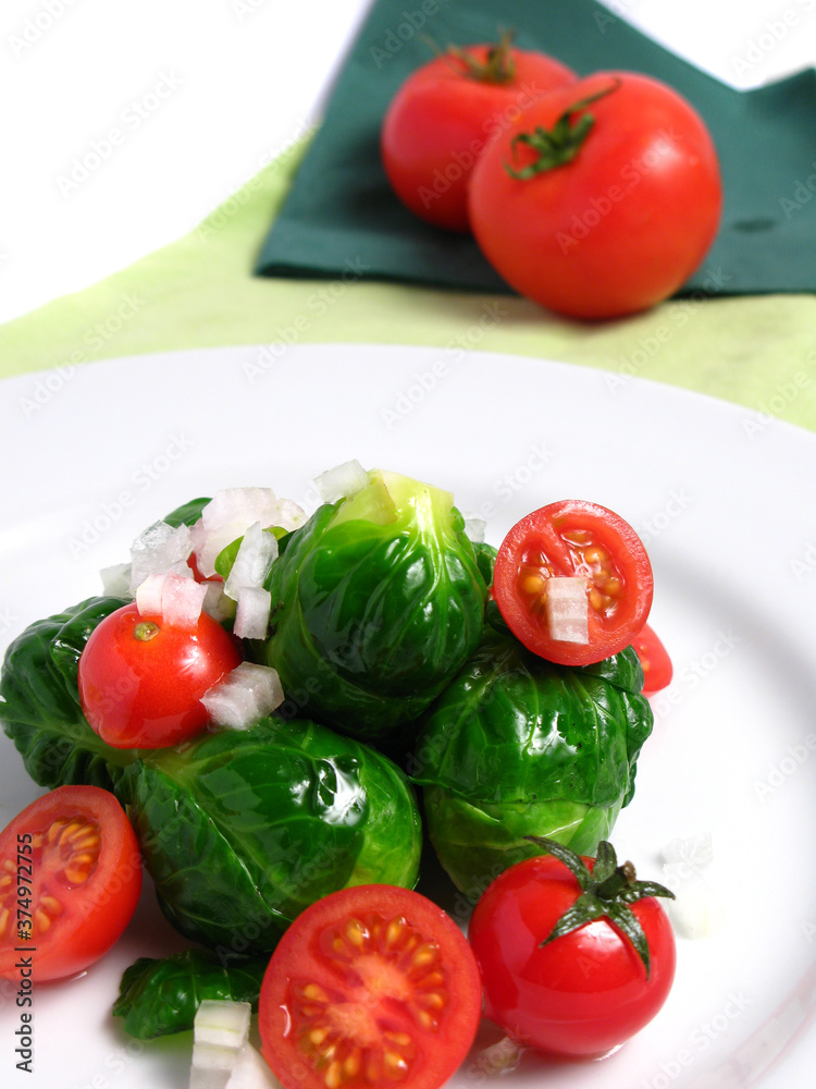 Ensalada de repollitos de bruselas y tomate cherry Ensalada de repollitos de bruselas y tomate cherry