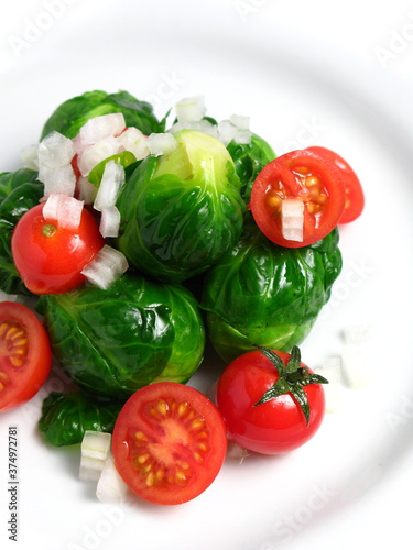 Ensalada de repollitos de bruselas y tomate cherry