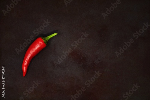 Rote Chili auf schwarzen Hintergrund