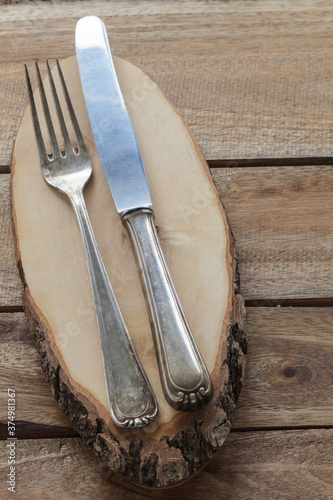 Silberbeteck auf einem Holzbrett