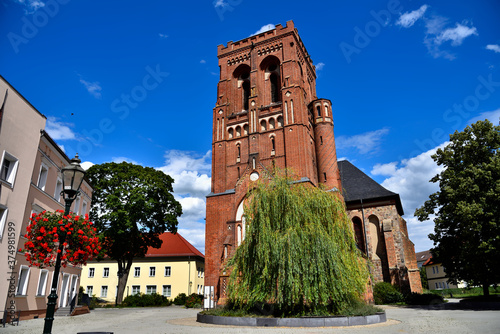 Kirche, Backstein, rot, Kirchturm, Bauwerk, Architektur, alt, historisch, Geschichte, anreisen, Fremdenverkehr, Religion, Stadt, Schwedt, Uckermark, Deutschland, Europa, Sommer, Baum, Blatt, grün, EU