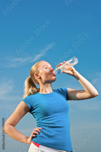 Hydration during physical training photo