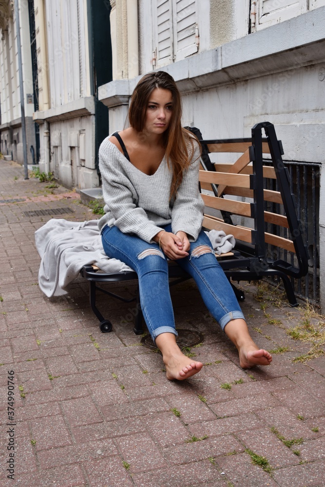 Jeune femme assise dans sur un lit Jeune femme assise dans sur un lit