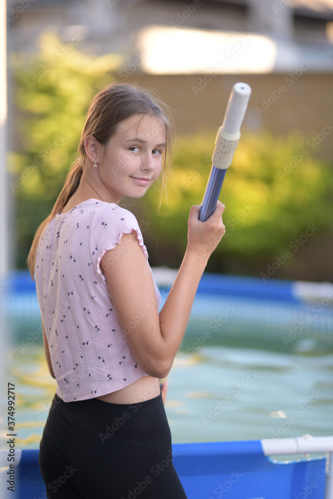 une belle fille nettoyage piscine extérieure à filet cuillère une belle fille nettoyage piscine extérieure à filet cuillère