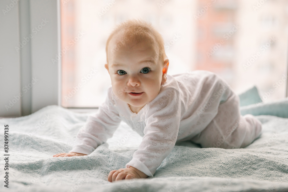 Baby 4-5 months old smiles, learns to stand on all fours and sways Baby 4-5 months old smiles, learns to stand on all fours and sways