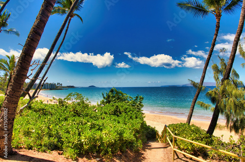 Fototapeta Naklejka Na Ścianę i Meble -  Popular stetch of sandy beach in Kihei on Maui.